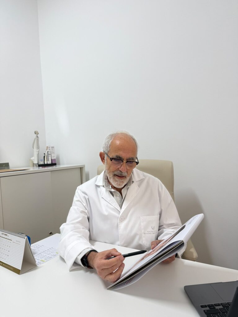 Dr. Vicente García Vegazo durante una valoración médica
